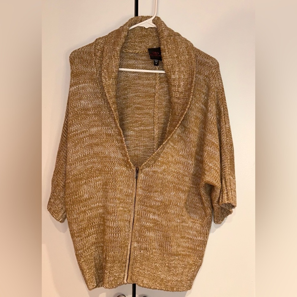 2b bebe Short Sleeve Zip Cardigan Sweater. Size M